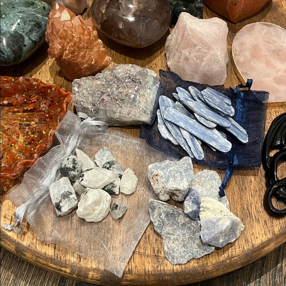 2/$20 Crystal Carvings, Hearts, and Towers Oh My! - Picture 4 of 16